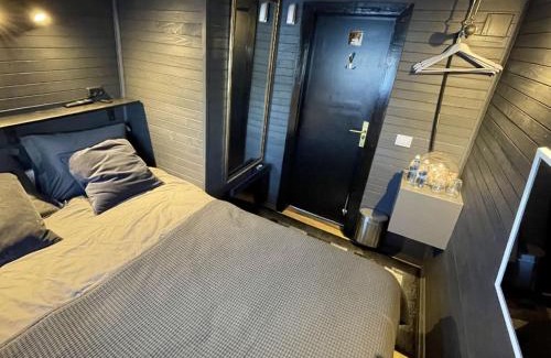 Kaunas Boat Rental | Modernus kambarys baržoje ant Nemuno