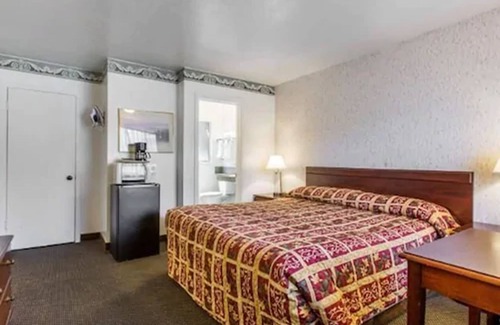 North Fremont Street Hotel | Monterey Fairgrounds Inn