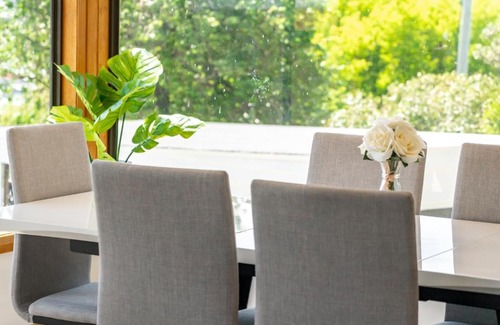 Moonah House | Moonah House-10 mins to CBD & MONA, 4BR, 2 BATH, great view, park 3 cars, sleep 11, king bed, en-suite