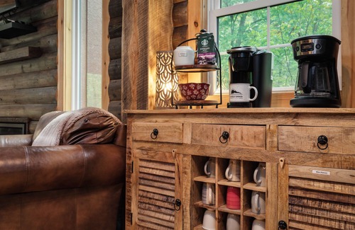 Berkeley Springs Cabin | 🫎Moose Lodge⭐️Secluded 5 STAR Cabin🪵Close to TOWN🌙Hot Tub under the stars🌲