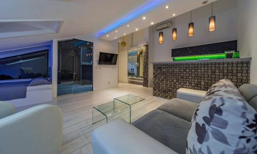Novi Beograd Apartment | Morning Wood - Skylight
