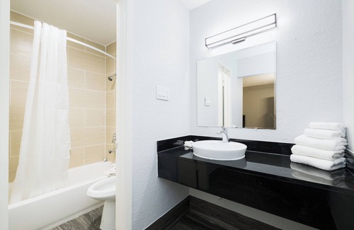 Baytown Hotel | Motel 6 Baytown, TX - Garth Rd