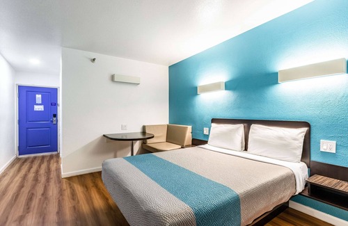 Fountain Valley Hotel | Motel 6 Fountain Valley, CA - Huntington Beach Area