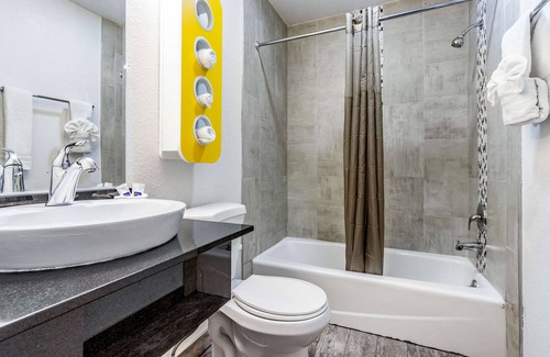 Fountain Valley Hotel | Motel 6 Fountain Valley, CA - Huntington Beach Area