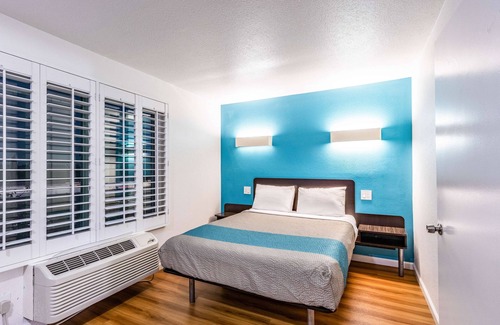 Fountain Valley Hotel | Motel 6 Fountain Valley, CA - Huntington Beach Area