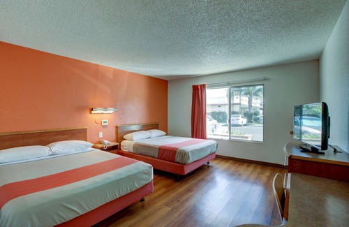 Santa Ana Hotel | Motel 6 Irvine - Orange County Airport