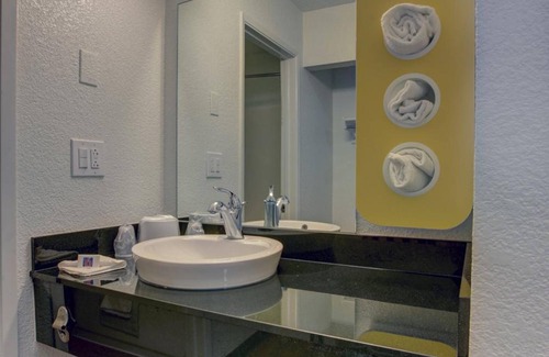 Santa Ana Hotel | Motel 6 Irvine - Orange County Airport