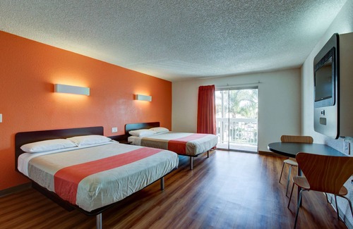 Santa Ana Hotel | Motel 6 Irvine - Orange County Airport