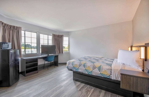 Marina Hotel | Motel 6 Marina, CA - Monterey