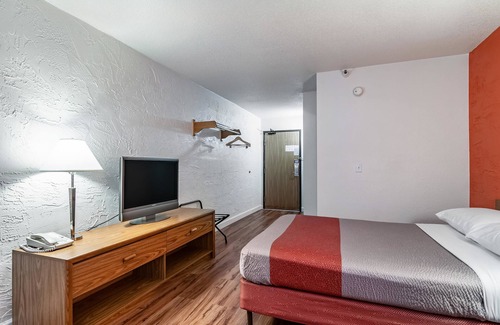 Naperville Hotel | Motel 6 Naperville, IL