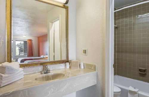 Portsmouth Hotel | Motel 6 Portsmouth, VA