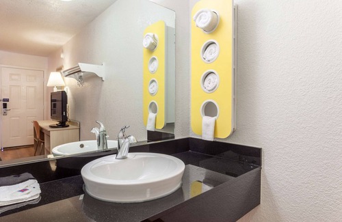 Central Sacramento Hotel | Motel 6 Sacramento, CA - Downtown