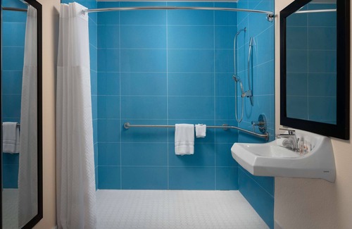 East Beach Hotel | Motel 6 Santa Barbara, CA - Beach