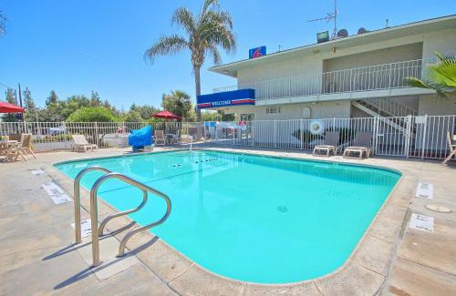 Tulare Hotel | Motel 6-Tulare, CA