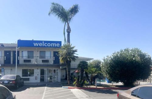 Tulare Hotel | Motel 6-Tulare, CA