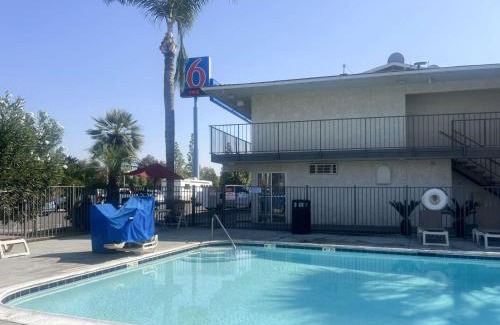 Tulare Hotel | Motel 6-Tulare, CA