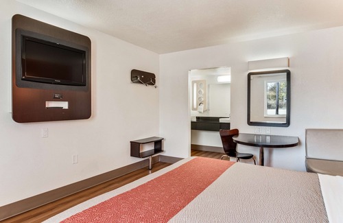 Youngstown Hotel | Motel 6 Youngstown, OH