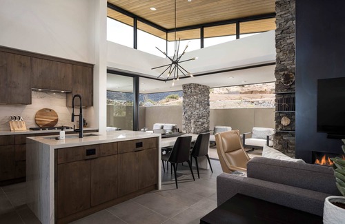 Goldie Brown Pinnacle Peak Ranch Cabin | Mountain House Lodge at Sereno Canyon