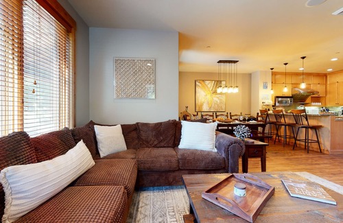 Woodwinds House | Mountain Luxury Retreat in the heart of Mammoth Lakes- Ski, Golf, and more!