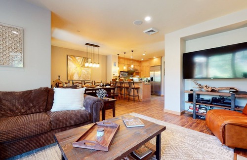 Woodwinds House | Mountain Luxury Retreat in the heart of Mammoth Lakes- Ski, Golf, and more!