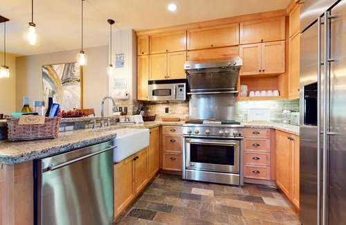 Woodwinds House | Mountain Luxury Retreat in the heart of Mammoth Lakes- Ski, Golf, and more!