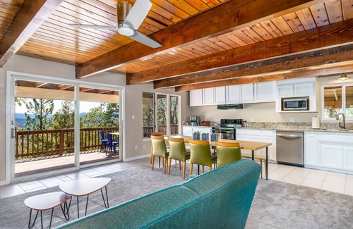 Phoenix Lake-Cedar Ridge Cabin | Mountain Retreat- Mid Century Style. Stunning Views. Hot Tub. On-Site Massage