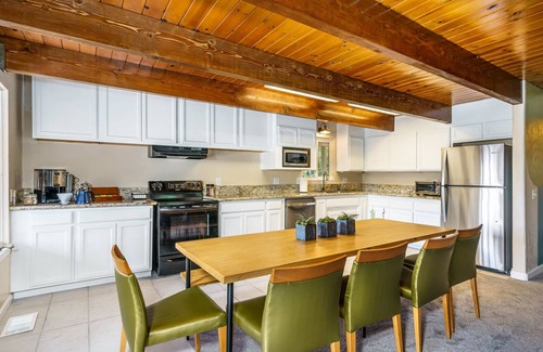 Phoenix Lake-Cedar Ridge Cabin | Mountain Retreat- Mid Century Style. Stunning Views. Hot Tub. On-Site Massage