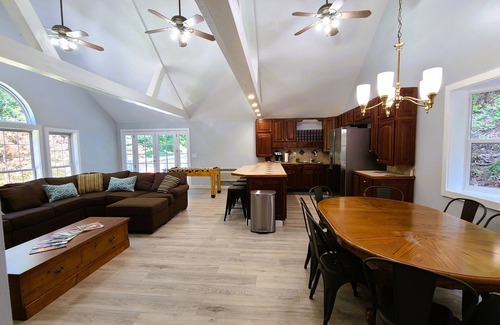 Highland Cabin | Mountain Ridge Retreat - Private & Peaceful Getaway. Family & Pet Friendly
