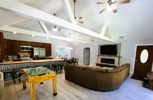 Highland Cabin | Mountain Ridge Retreat - Private & Peaceful Getaway. Family & Pet Friendly