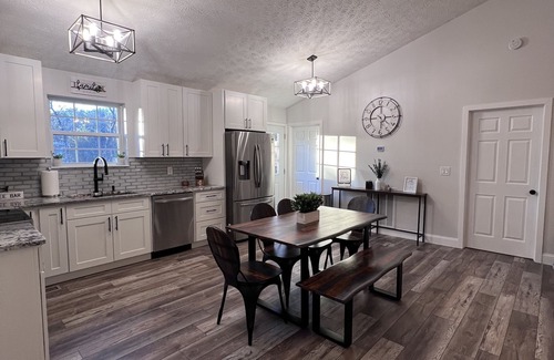 Pigeon Forge Cottage | Mountain View Modern Cottage in the Smokies W/Hot Tub, Newly Renovated.