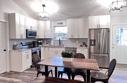 Pigeon Forge Cottage | Mountain View Modern Cottage in the Smokies W/Hot Tub, Newly Renovated.