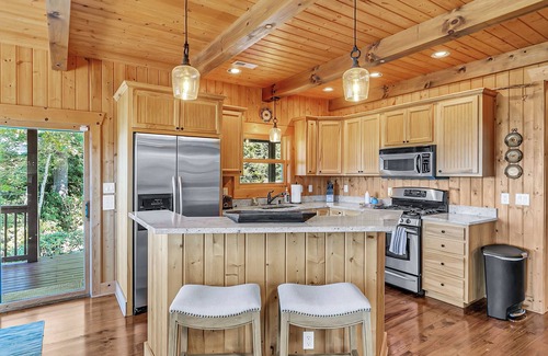 Sapphire Cabin | Mountain Views & Deck: Stunning Sapphire Cabin