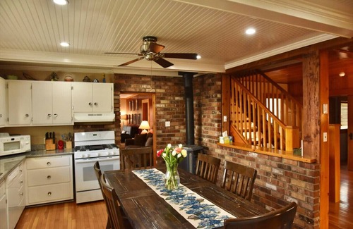 McCloud House | Mt. Shasta Vacation Home in McCloud Sleeps 10+, 415-577-5198