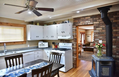 McCloud House | Mt. Shasta Vacation Home in McCloud Sleeps 10+, 415-577-5198
