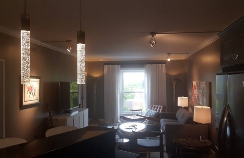 Nashville Condo | Music Row condo - NASHVEGAS! Guitar Swimming Pool. Cool-Comfortable-Modern!