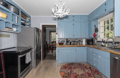 Windermere House | Muskoka Manor, Windermere, Lake Rosseau, with Sauna and Fireplace