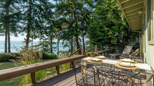 Freeland House | Mutiny Bay Waterfront Cabin by AvantStay Views