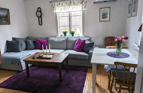 Froseke House | Mysig stuga med öppen spis och uteplats