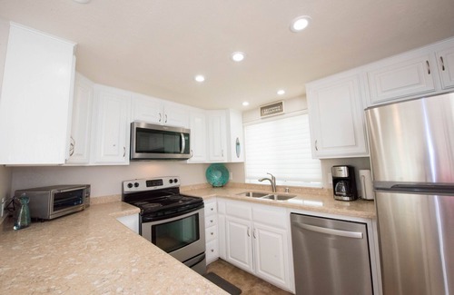 Mission Beach House | N. Misson best location, 4th house from Ocean, Deck View, AC steps to everything