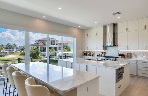 Connors House | Naples Waterfront 3 Master en-suites Pool Boat lift