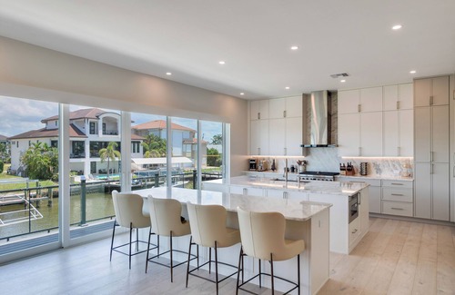 Connors House | Naples Waterfront 3 Master en-suites Pool Boat lift