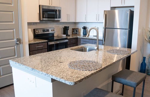 Concord Apartment | NASCAR/Motor Speedway 10mins away- King Size Retreat
