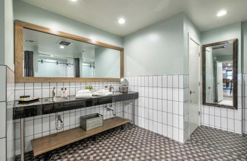 Downtown Nashville Apartment | Nashville Honky Tonk Suite 6 BR by Maddox Hotel