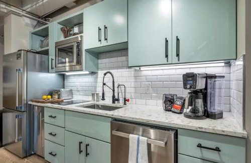 Downtown Nashville Apartment | Nashville Honky Tonk Suite 6 BR by Maddox Hotel