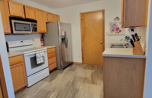 Lawrence House | Near I-70, disabled accessible, MESSAGE chair, king bed, garage, Xbox fun