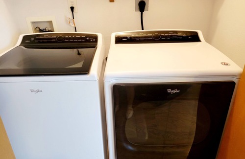 Lawrence House | Near I-70, disabled accessible, MESSAGE chair, king bed, garage, Xbox fun