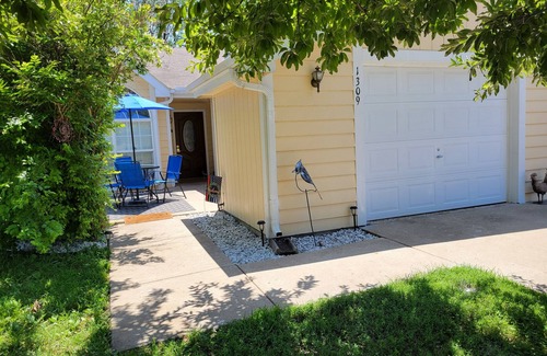 Lawrence House | Near I-70, disabled accessible, MESSAGE chair, king bed, garage, Xbox fun