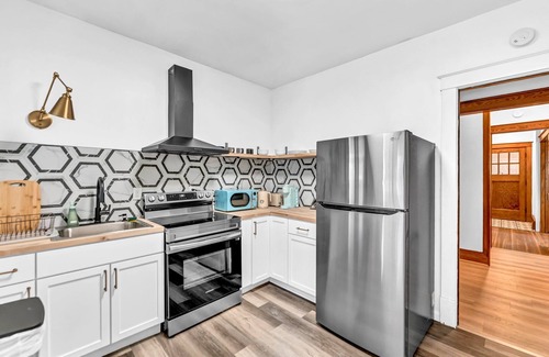 Niagara Falls House | Near the falls-Office, Arcade, record player, parking, A/C 500mbps
