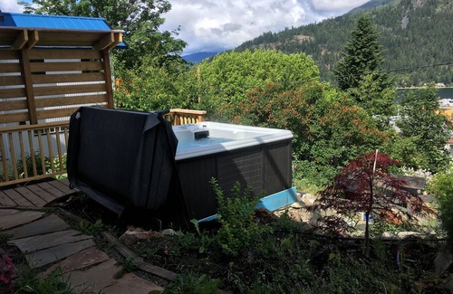 Nelson House | Nelson Lake & Mountain View with Hot Tub