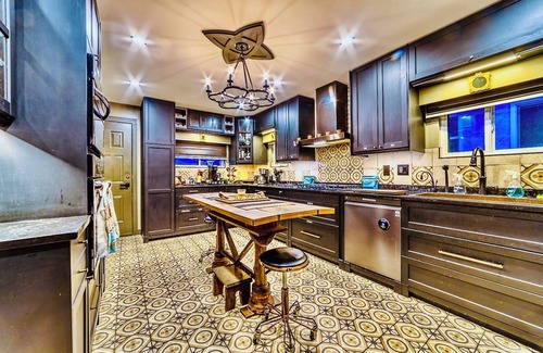 Knight Hotel | Neocolonial Nouveau Kensington Vacation Home